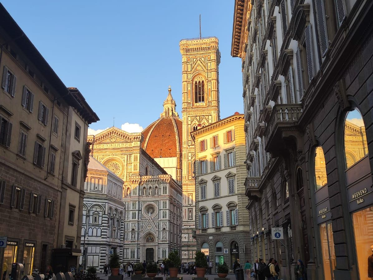 Esplora Firenze a piedi e visita il cuore centrale della Firenze spirituale, la piazza duomo di santa Maria del fiore 