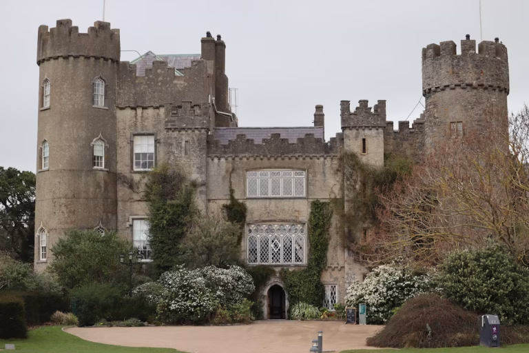 Vista autunnale del Castello di Malahide a Dublino con i suoi giardini e alberi secolari