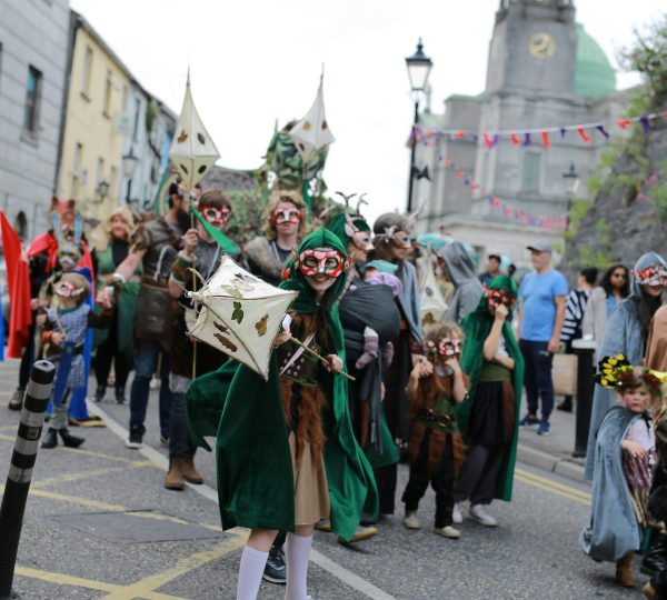 Sfilata di figuranti in costume tradizionale e maschere per le strade di Dublino durante i festeggiamenti di Halloween e Samhain.